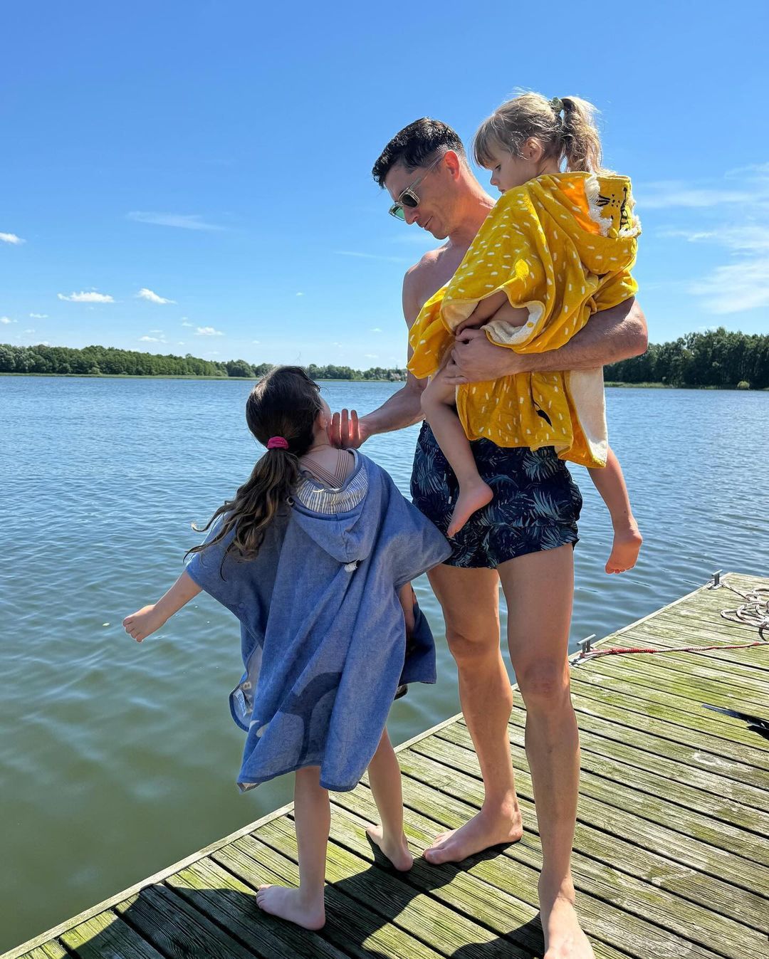 Robert Lewandowski z córkami odpoczywa na Mazurach 
