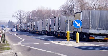 Tranzyt białoruskich tirów przez Polskę. Rząd czeka na reakcję Unii Europejskiej