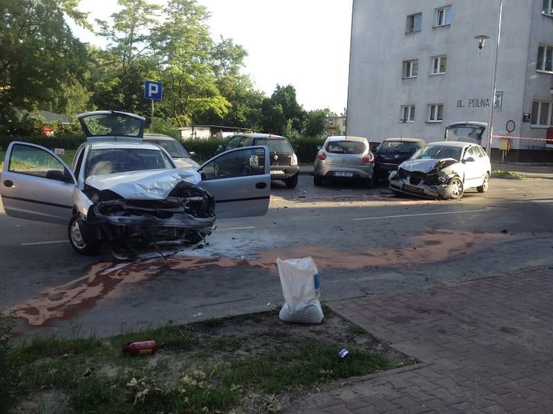 Wypadek dwóch samochodów osobowych na ulicy Polnej