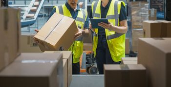 Urząd celny zatrzymał paczkę z zagranicy? Oto, co trzeba zrobić, by uniknąć problemów