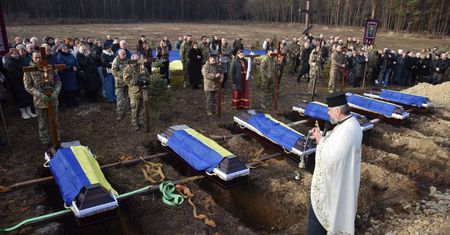 Ukraina odzyskała ciała 1003 żołnierzy. Pomógł Czerwony Krzyż