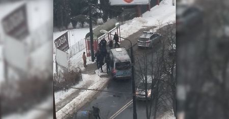 Lublin. Uciekał przed policją z bronią czarnoprochową. Mamy nagranie z zatrzymania