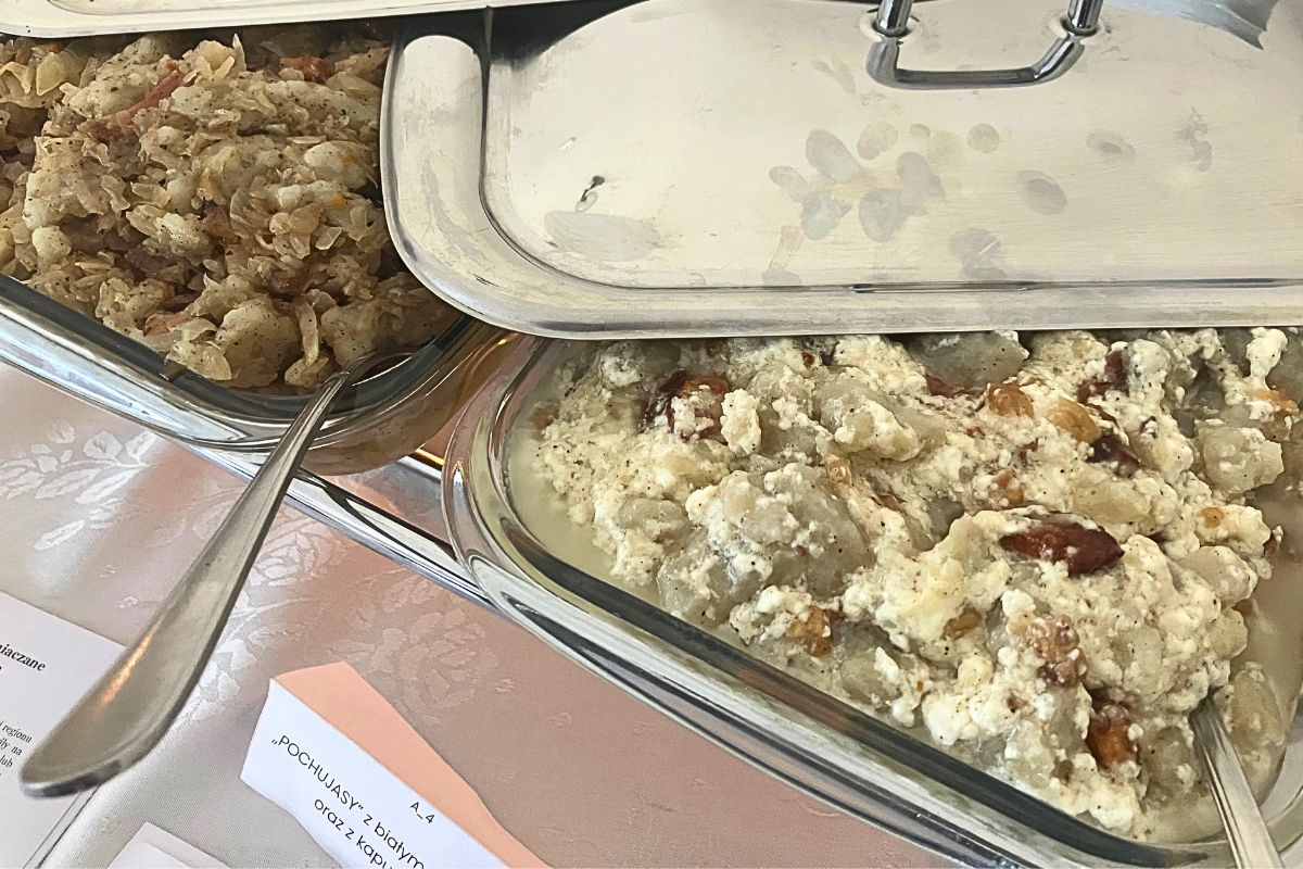"Pochujasy" z serem i kapustą, okraszone wędzonym boczkiem