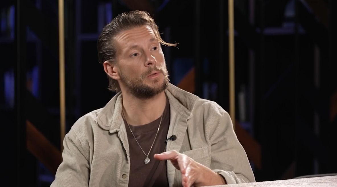 Sebastian Fabijański podczas rozmowy 