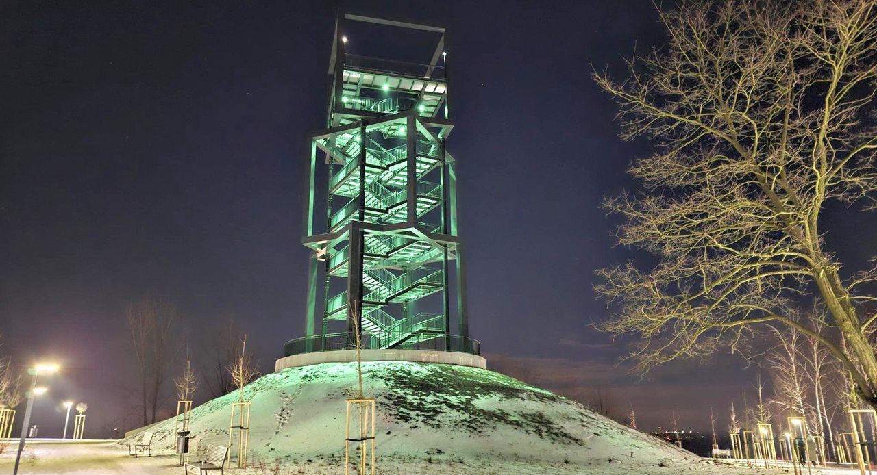 Chełmek: Wieża widokowa w wieczornej odsłonie. Okazałą budowlę na szczycie wzgórza Skała widać z daleka