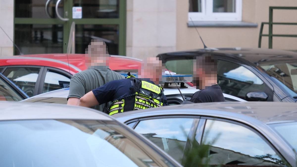 Policjanci zatrzymali pijanego mężczyznę, który demolował samochody w centrum Lublina