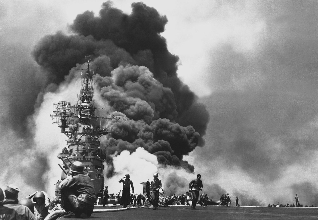 Płonący lotniskowiec USS „Bunker Hill” po tym jak został trafiony przez dwóch pilotów kamikaze 