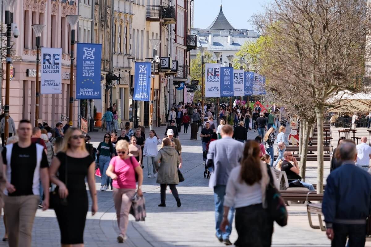 Tłumy mieszkańców i turystów na deptaku w Lublinie