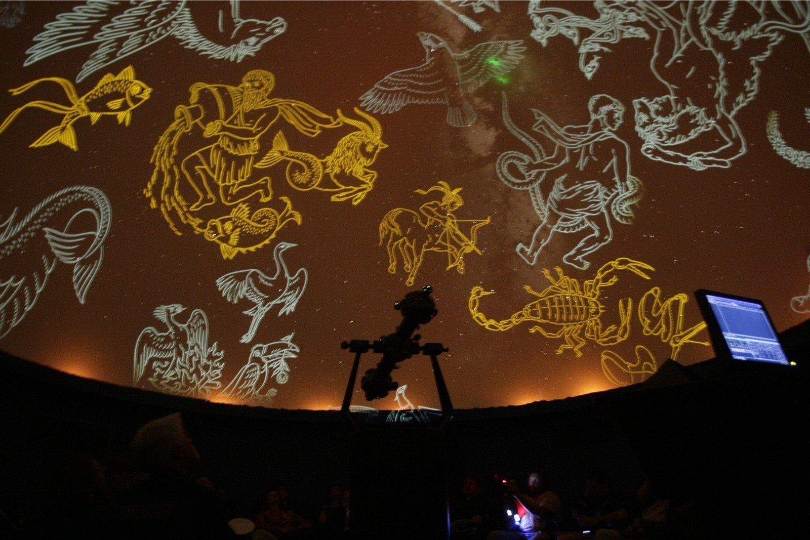 Zamiast moknąć pod gołym niebem, odwiedź planetarium!
