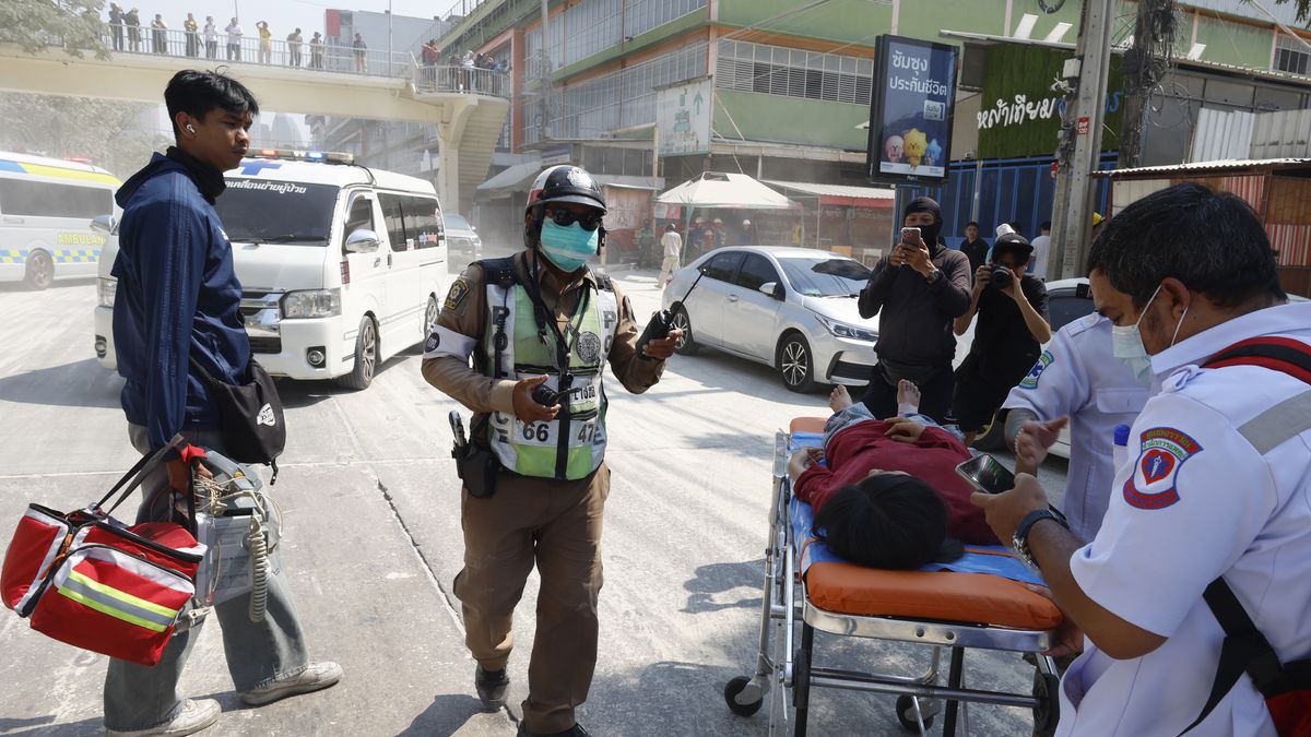 The injured are evacuated from the scene of a collapsed building after an earthquake, in Bangkok, Thailand, 28 March 2025. A 7.7-magnitude earthquake struck Myanmar, according to the United States Geological Survey (USGS), with tremors felt in neighboring Thailand. EPA/NARONG SANGNAK Dostawca: PAP/EPA.