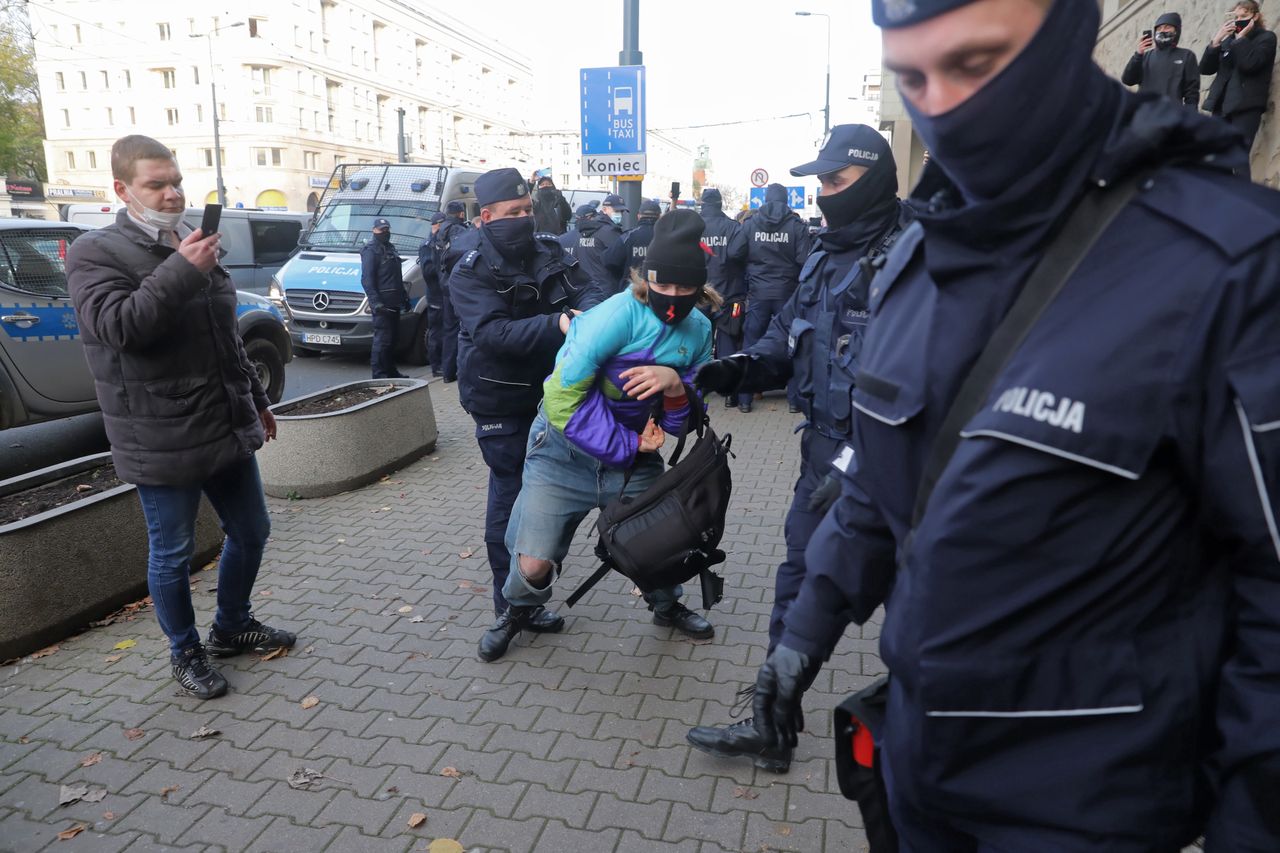 Warszawa. Protest przed sądem. Zatrzymany 17-latek noc spędził na komisariacie