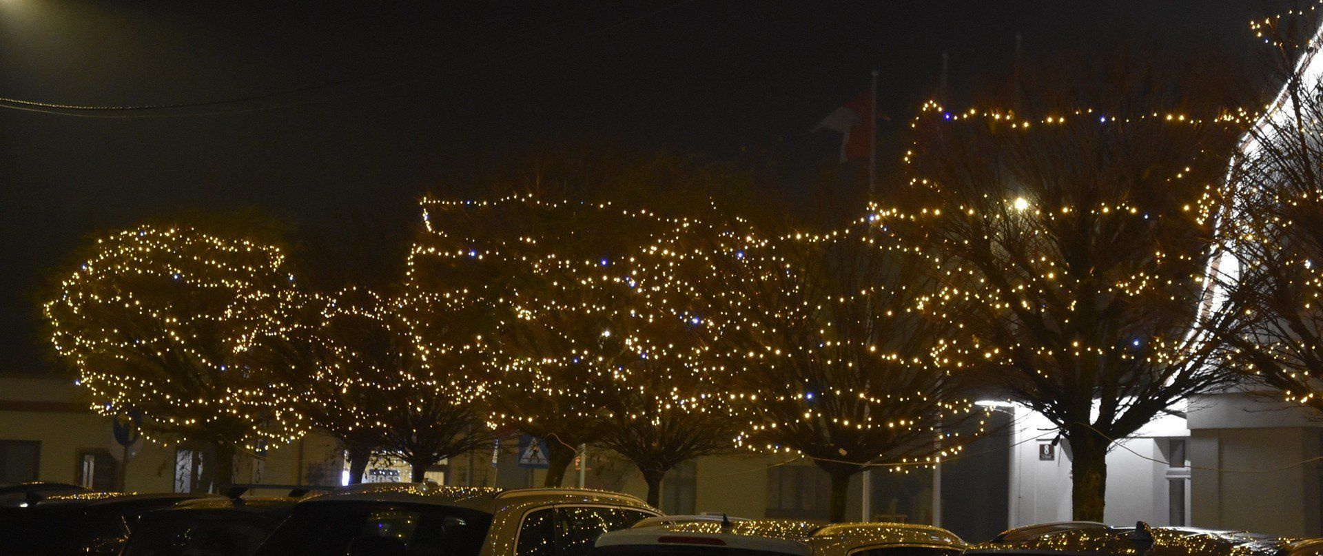Podczas Damasławskich Mikołajek odpalone zostały świąteczne iluminacje na rynku