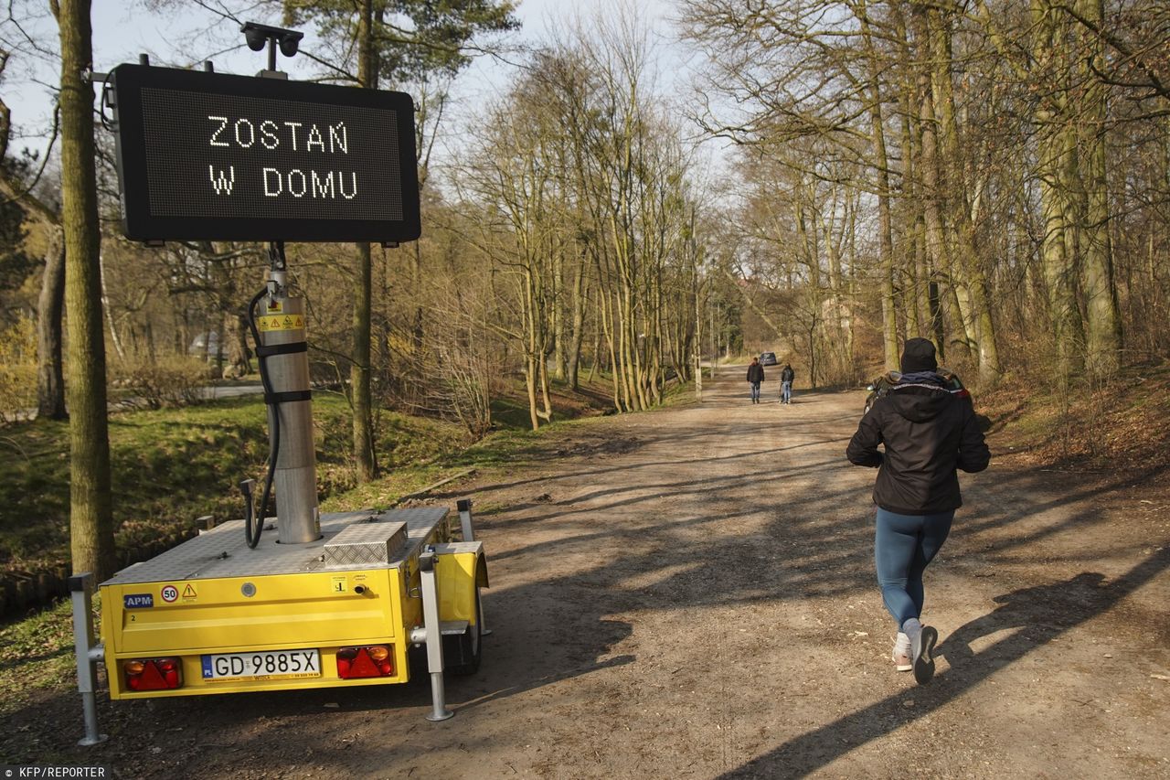 Koronawirus w Polsce. Żeby pomóc szpitalowi, pobiegną 5 km... na balkonach