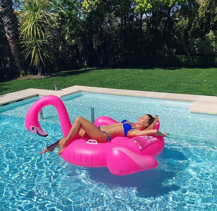 Izabela Janachowska pręży się na różowym flamingu