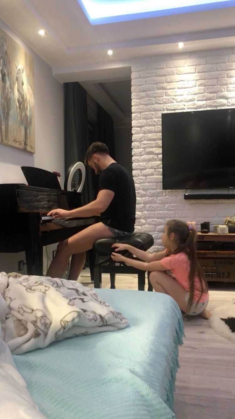 Rafał Szatan w bokserkach gra na fortepianie