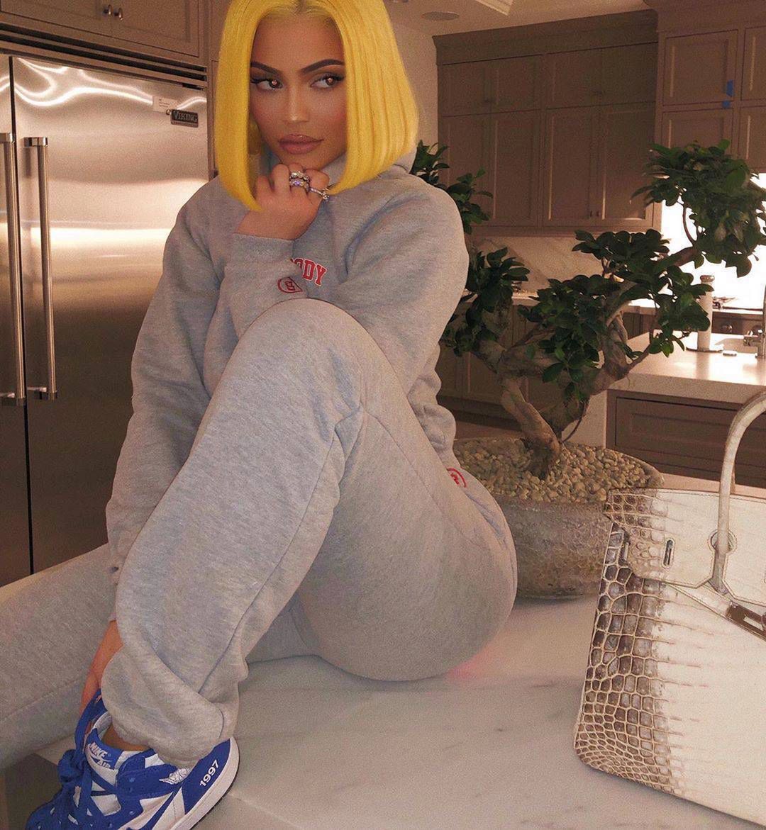 Kylie Jenner w żółtych włosach