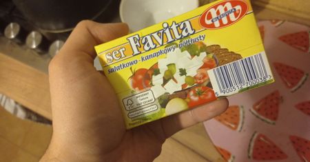 Najlepszy sposób na otworzenie sera feta. Już nigdy nie będziesz narzekać przy tej czynności