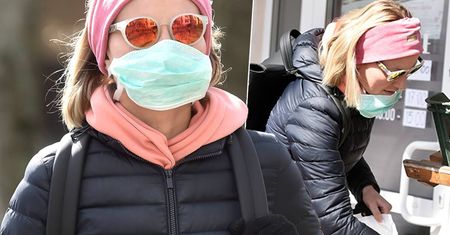 Joanna Moro w maseczce na zakupach w warzywniaku. Po ciąży już nie ma śladu. Jest szczuplutka jak dawniej