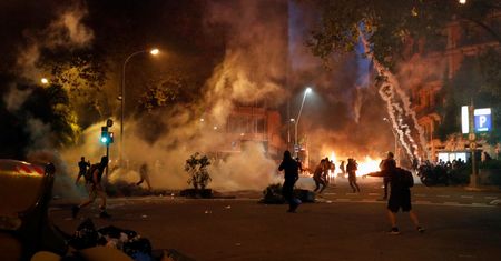 Zamieszki w Barcelonie. Starcia z policją i koktajle Mołotowa. Miasto płonie