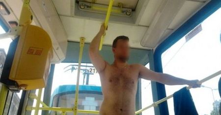 "Miarą człowieka dobrze wychowanego jest to, jak zachowuje się w tramwaju, nie na przyjęciu", czyli savoir-vivre w komunikacji