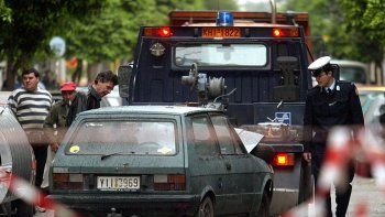 Policjanci zabezpieczają miejsce zamachu