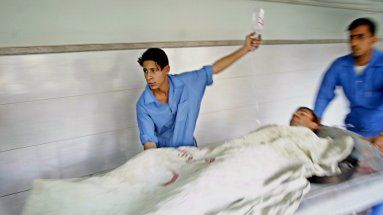 Sanitariusze transportują jednego z rannych