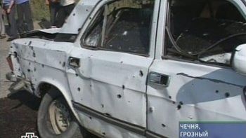 Samochód zniszczony w zamachu bombowym