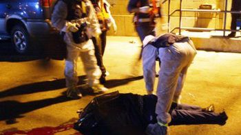 Policjanci na miejscu zamachu