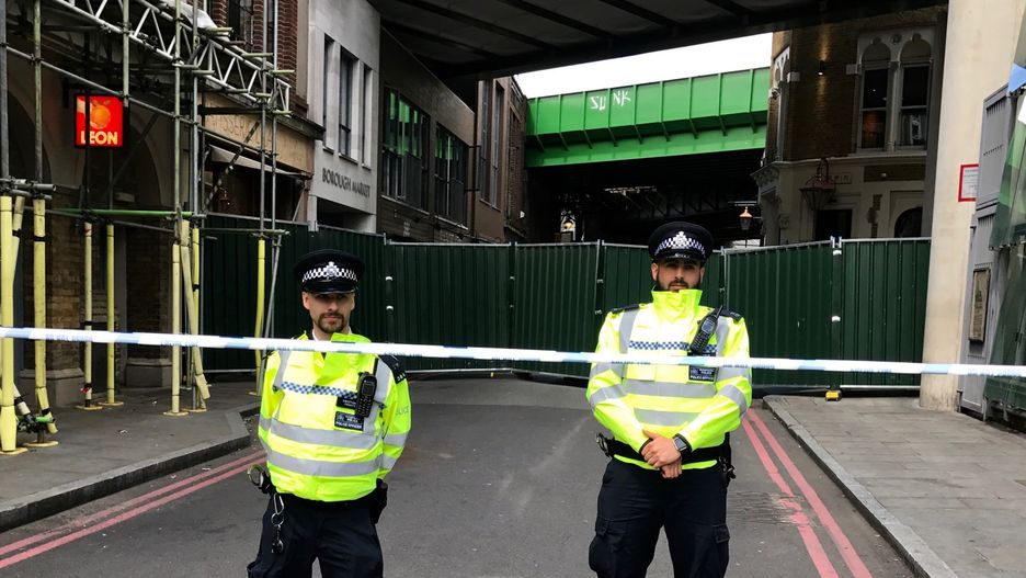 Policja przed targiem Borough Market, gdzie doszło do zamachu 
