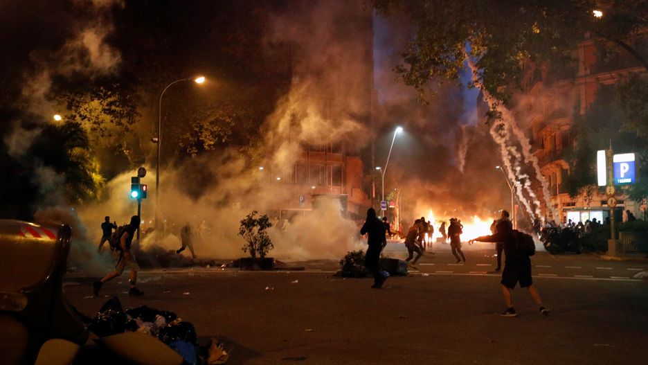 Demonstranci budują barykady z kontenerów na śmiecie i podpalają je