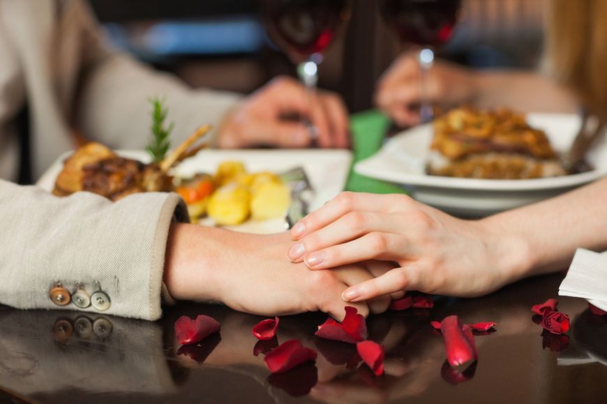 Dotykaj partnera podczas obiadu