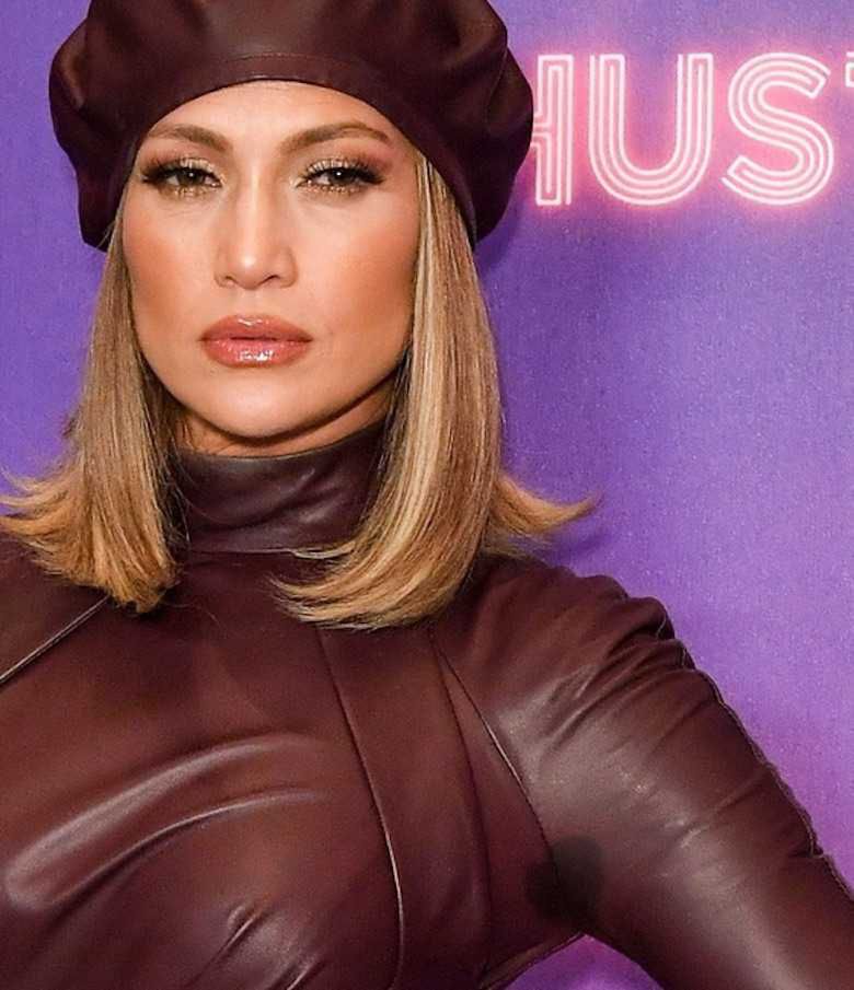 Jennifer Lopez spocona pod pachą