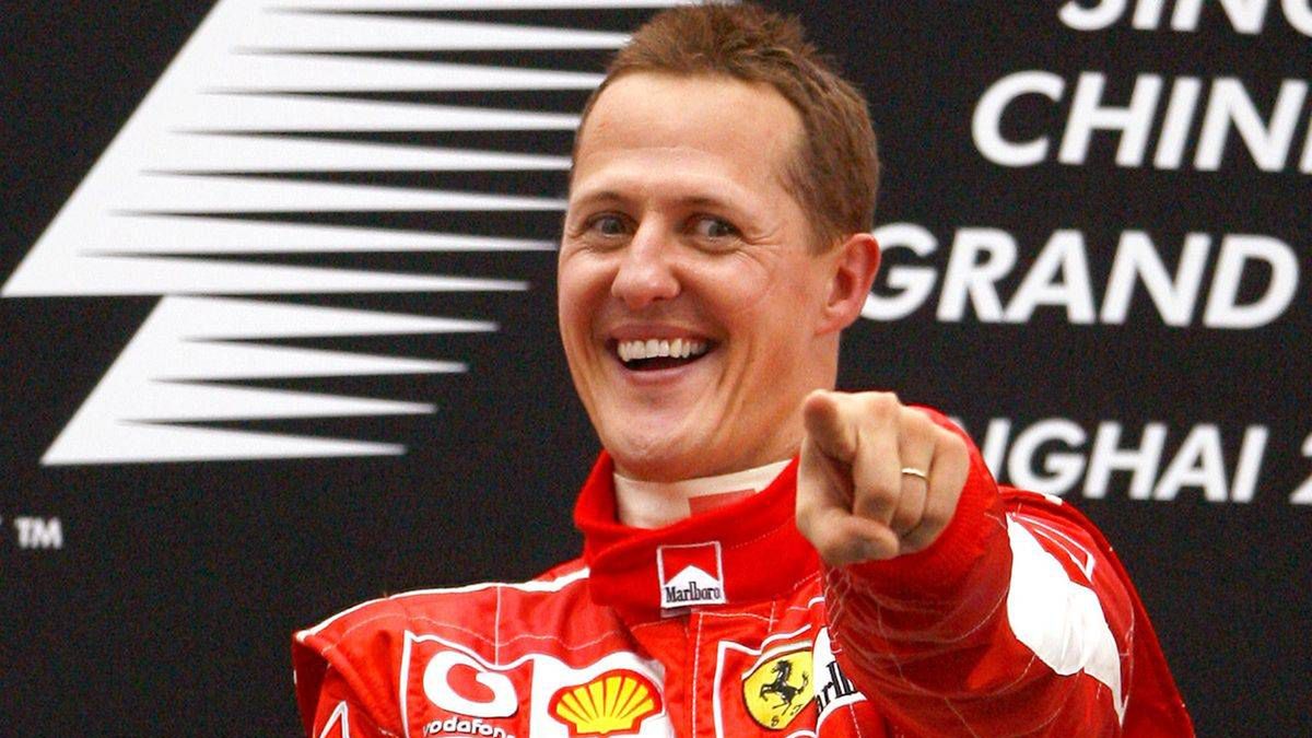 Szanghaj 01.10.2006
Michael Schumacher zwyciezyl w Formula One Grand Prix of China w Szanghaju. 
Ferrari Formula One driver Michael Schumacher celebrates with the trophy on the podium during the awarding ceremony at Formula One Grand Prix of China in Shanghai, October 1, 2006. Michael Schumacher claimed the title with 1 hour 37 minutes and 32.747 seconds.
Foto:Xinhua/ONS