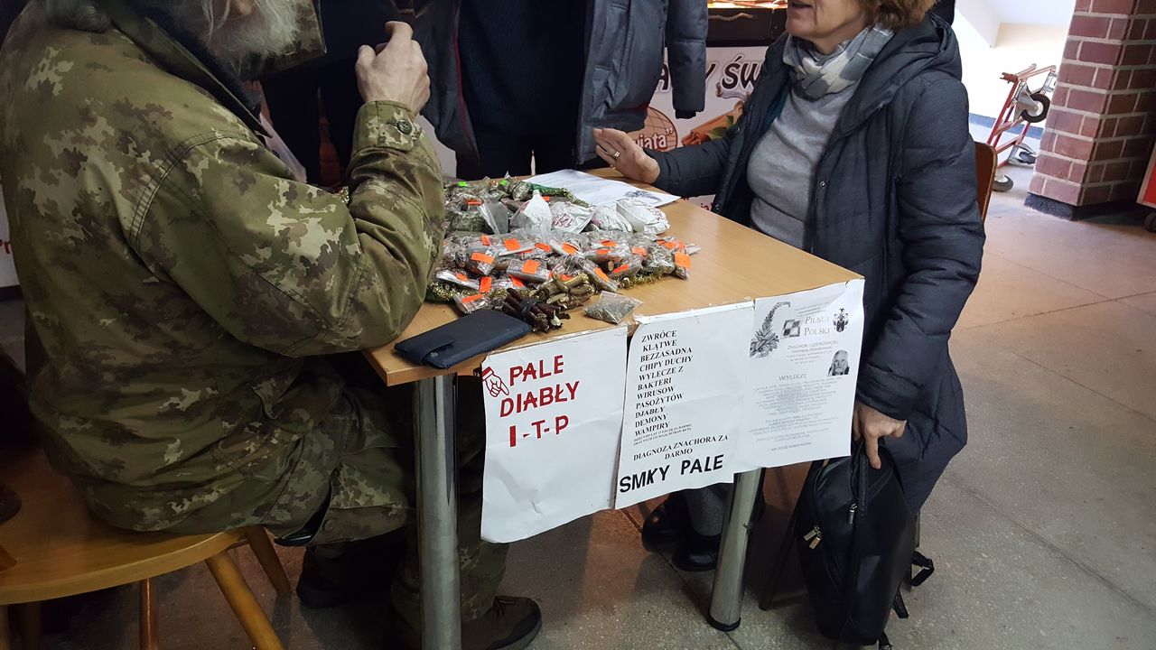 Jajko przepędzi demona, witamina C raka. Tak leczą znachorzy w Polsce