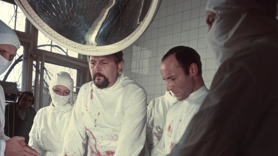 Migawki z planu do filmu "Znachor". Na zdjęciu (od lewej) Jerzy Binczycki i Piotr Fronczewski