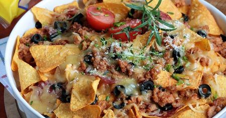 Nachosy z chili con carne i sosem serowym. Idealna przekąska na wieczór