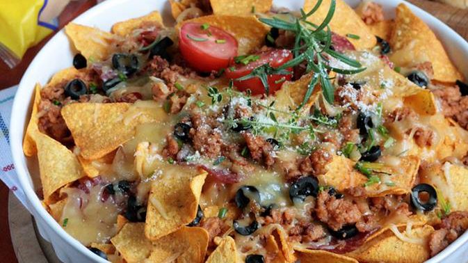 Nachosy z chili con carne i sosem serowym. Idealna przekąska na wieczór