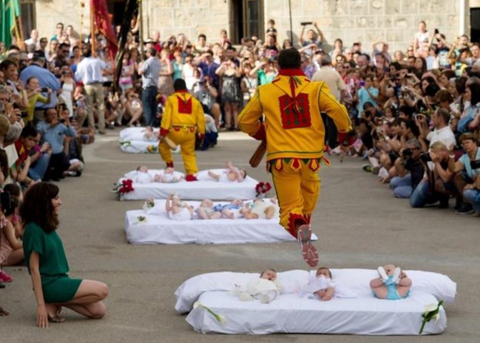 Najdziwniejszy festiwal świata. El Colacho w Hiszpanii