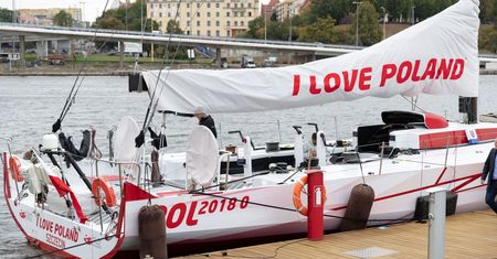 Jacht "I love Poland" z problemami. Złamany maszt, uszkodzona burta