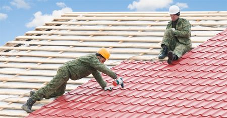 Piękny dach na lata. Z dachówką cementową czy ceramiczną?