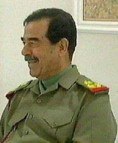 Saddam w pachy całowany