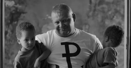 Strachy na Lachy nie zostawiają suchej nitki na Polakach. Nowy teledysk uderza w narodowe przywary