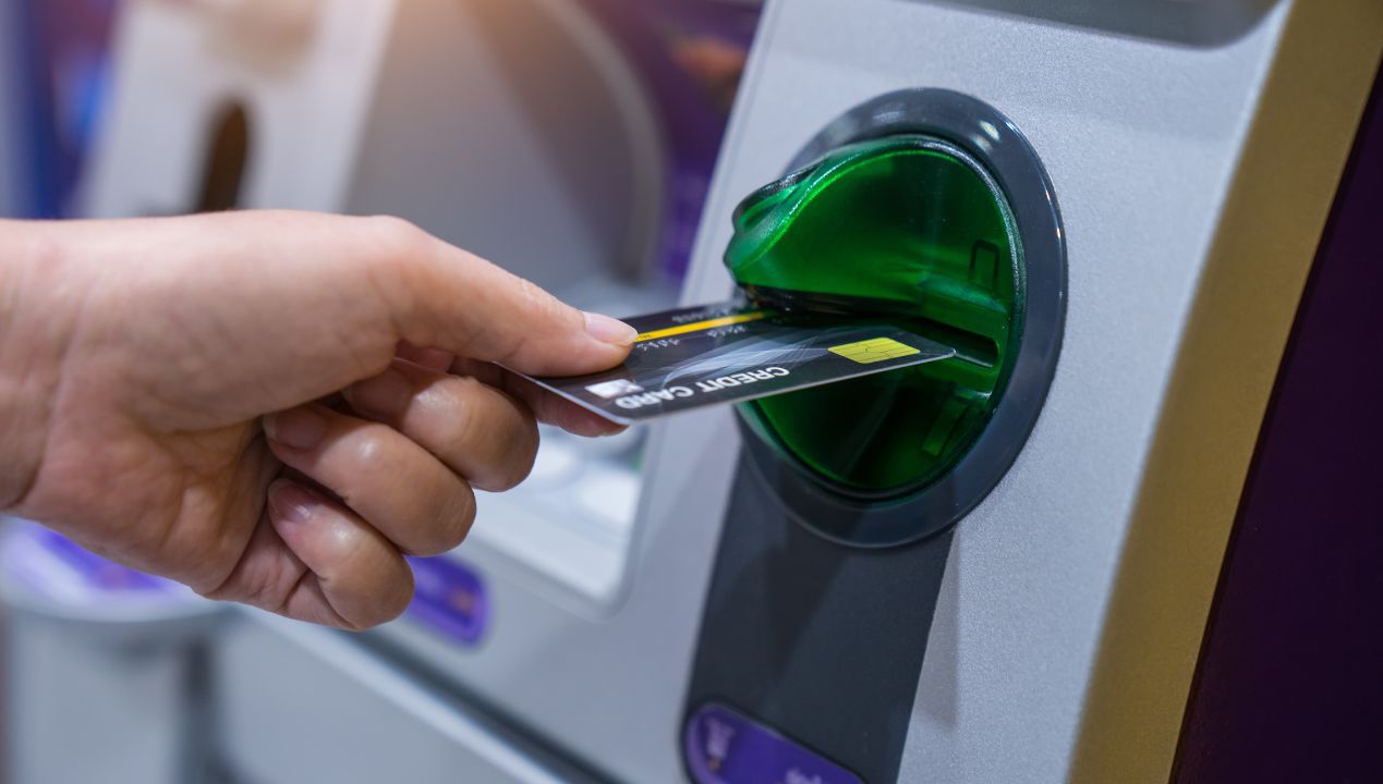 Tak złodzieje blokują karty w bankomacie i przechwytują kody PIN