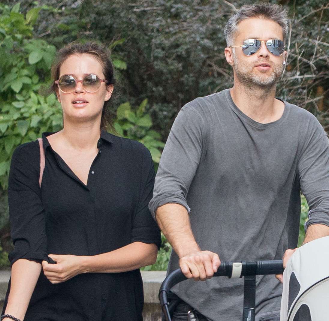 Maciej Zakościelny i Paulina Wyka z dziećmi na spacerze