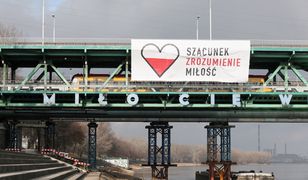 Wielki baner upamiętniający Pawła Adamowicza na Moście Gdańskim