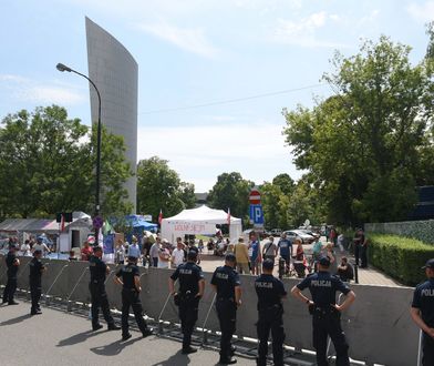 Policjanci publikują zdjęcia swojego jedzenia. To na 16 godzin