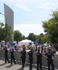 Policjanci publikują zdjęcia swojego jedzenia. To na 16 godzin