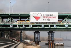 Wielki baner upamiętniający Pawła Adamowicza na Moście Gdańskim