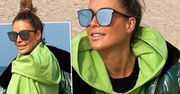 Rozenek pozuje na plaży w ciuchach swojego projektu. Sama śmieje się z tego, jak się ubrała. Porównanie do żaby w punkt