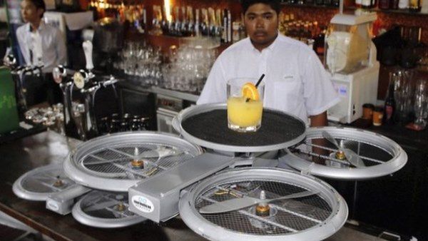 Nowy pomysł prosto z Singapuru - dron zamiast kelnera